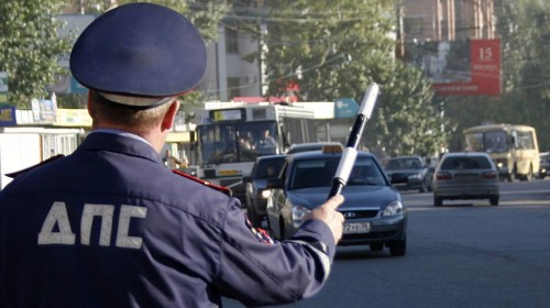 В Оренбурге полицейские Госавтоинспекции изъяли поддельное водительское удостоверение  В ходе несения службы инспекторами ОБ ДПС МУ МВД России «Оренбургское» для проверки был остановлен автомобиль «ВАЗ-2115» под управлением 39-летнего местного жителя.  Мужчина предъявил водительское удостоверение, которое вызвало у полицейских подозрение. Документ был изъят и направлен на исследование. Выявлено, что удостоверение не соответствует бланкам установленного образца. Задержанный пояснил, что данное водительское удостоверение приобрел в июне 2024 года, заплатив за него 20 000 рублей.  В настоящее время в отношении оренбуржца возбудили уголовное дело по признакам преступления, предусмотренного частью 3 статьи 327 УК РФ «Подделка, изготовление или оборот поддельных документов, государственных наград, штампов, печатей или бланков». Санкция статьи предусматривает максимальное наказание в виде лишения свободы на срок до одного года.  Фигуранту избрана мера пресечения в виде подписки о невыезде и надлежащем поведении. 