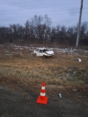 Автоледи съехала в кювет около села Нежинка Оренбургского района