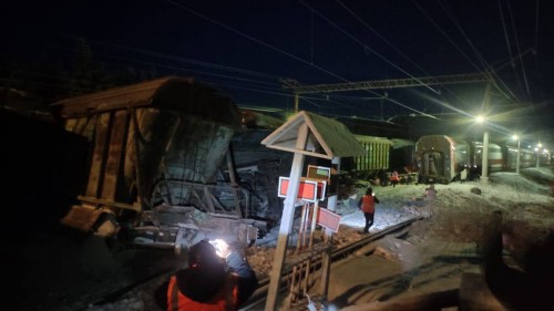 Пассажирский и грузовой поезда столкнулись в Мурманской области 