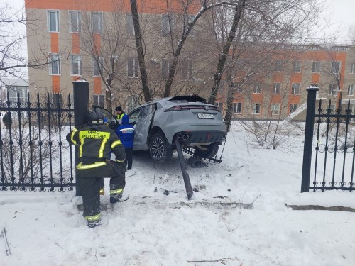 В Оренбурге водитель автомобиля Чанган въехал в забор