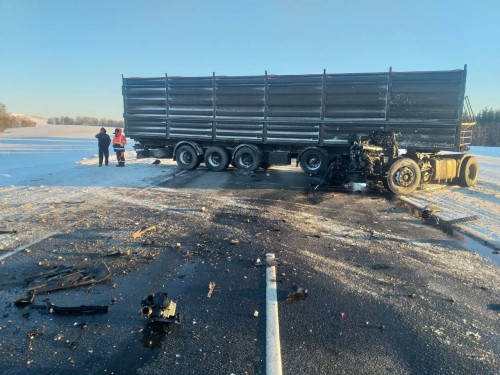 В Оренбуржье столкнувшиеся фуры перекрыли трассу М5