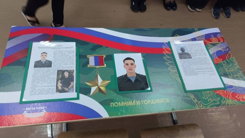 В Оренбургской школе №38 открыли «Парту Героя»