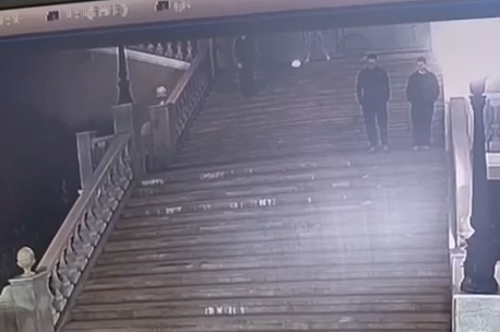 В Оренбурге спуск на набережную подвергся атаке вандалов В Оренбурге спуск на набережную подвергся атаке вандалов