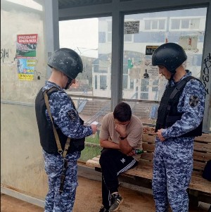 Росгвардейцы задержали мужчину, который угрожал продавцу Росгвардейцы задержали мужчину, который угрожал продавцу