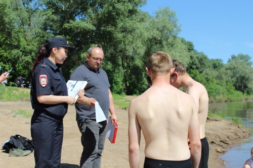 Полицейские Оренбурга проверили пляж в центре города Полицейские Оренбурга проверили пляж в центре города