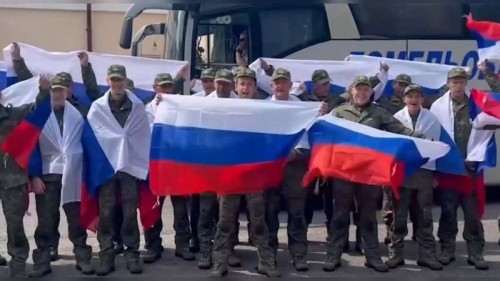 Оренбуржец вернулся домой после обмена пленными с Украиной Оренбуржец вернулся домой после обмена пленными с Украиной