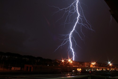 В Оренбуржье от молнии загорелся дом и погибла пенсионерка