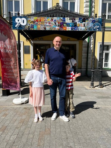 Врио губернатора Оренбуржья Евгений Солнцев с детьми посетил театр кукол