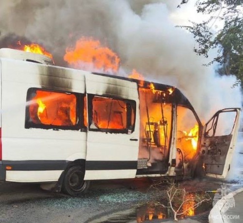 В Оренбурге сотрудники МЧС России потушили маршрутное такси