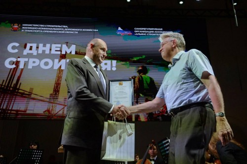 Врио губернатора Оренбуржья Евгений Солнцев поздравил строителей с праздником