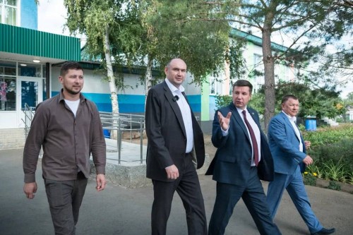 Врио губернатора Евгений Солнцев в ходе визита в Курманаевский район осмотрел несколько объектов