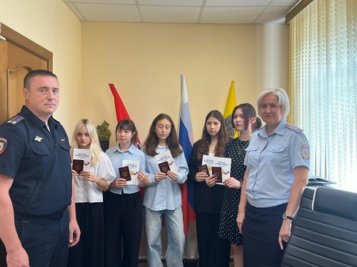 В День Государственного флага РФ юным оренбуржцам торжественно вручили паспорта В День Государственного флага РФ юным оренбуржцам торжественно вручили паспорта