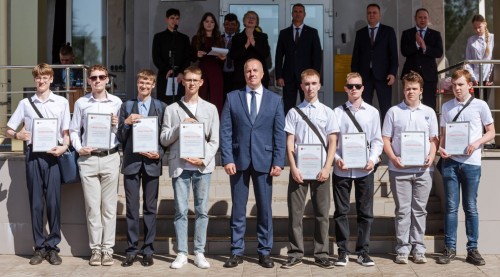 Уральская Сталь поздравила учащихся и студентов Новотроицка с Днём знаний Уральская Сталь поздравила учащихся и студентов Новотроицка с Днём знаний