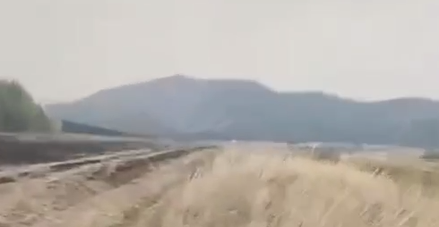 В Оренбуржье более 60 человек спасают две деревни от степного пожара В Оренбуржье более 60 человек спасают две деревни от степного пожара