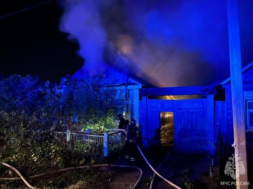 В Оренбурге тушили жилые дома и хозпостройку В Оренбурге тушили жилые дома и хозпостройку