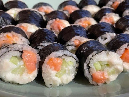 Суд Оренбурга обязал кафе выплатить 250 тысяч рублей в качестве компенсации за отравление клиентов роллами