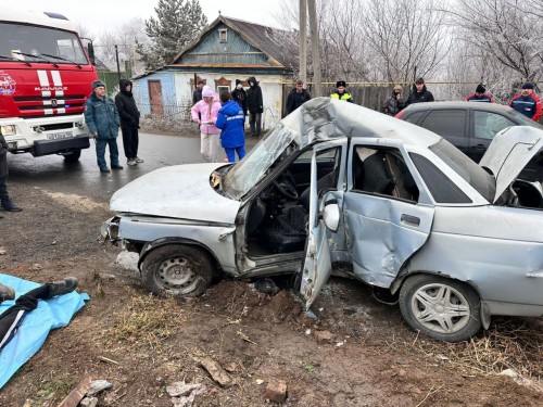 В Орске 18-летний парень разбился, влетев в столб