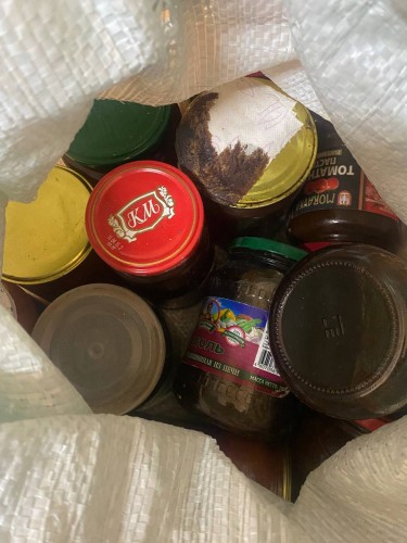 В Оренбурге полицейские вернули хозяйке украденные 28 банок с соленьями В Оренбурге полицейские вернули хозяйке украденные 28 банок с соленьями