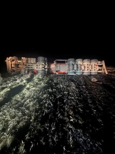 Тягач-нефтевоз съехал в кювет и опрокинулся в Бугурусланском районе Тягач-нефтевоз съехал в кювет и опрокинулся в Бугурусланском районе