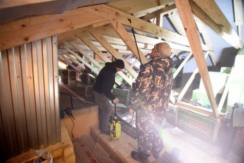 В Оренбурге на проезде Больничном утепляют крышу и делают косметический ремонт В Оренбурге на проезде Больничном утепляют крышу и делают косметический ремонт