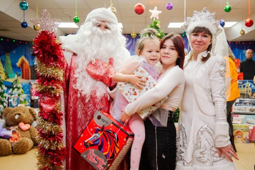 Металлурги Уральской Стали исполнили желания маленьких новотройчан