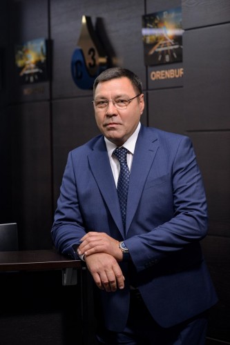 Оренбуржцев поздравил генеральный директор "Сладковско-Заречное" П.Е. Толстухин