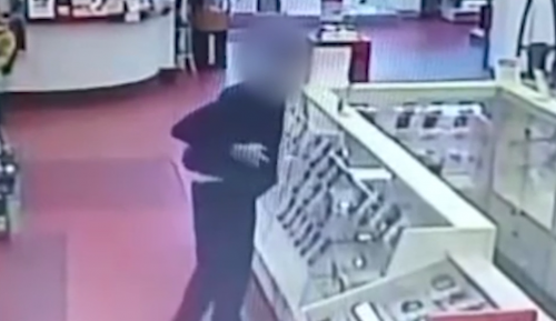 В Новотроицке полиция задержала подозреваемого в грабеже В Новотроицке полиция задержала подозреваемого в грабеже