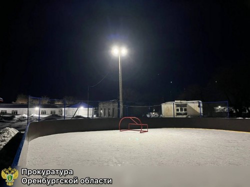 В Ташлинском районе смонтировали освещение хоккейного корта В Ташлинском районе смонтировали освещение хоккейного корта