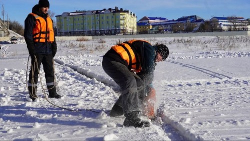 В Оренбурге на Урале начали пилить лед