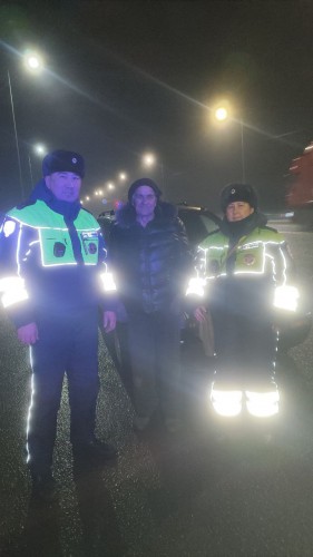 В Оренбуржье полицейские оказали помощь на дороге жителю Ставрополья