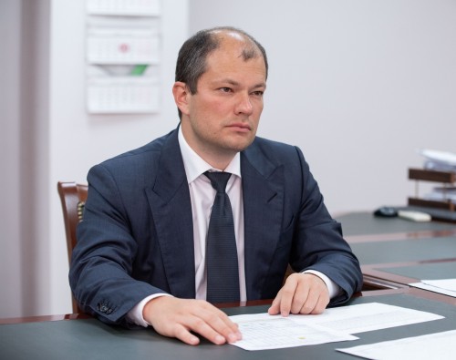 Генеральный директор УК «Уральская Сталь» Денис Сафин поздравил с праздником сотрудниц предприятия