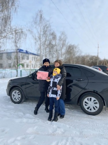 В Оренбургской области полицейские поздравили автоледи с наступающим праздником весны
