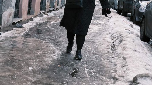 В Оренбуржье УК заплатит более 150 000 рублей за падение жителя на тротуаре