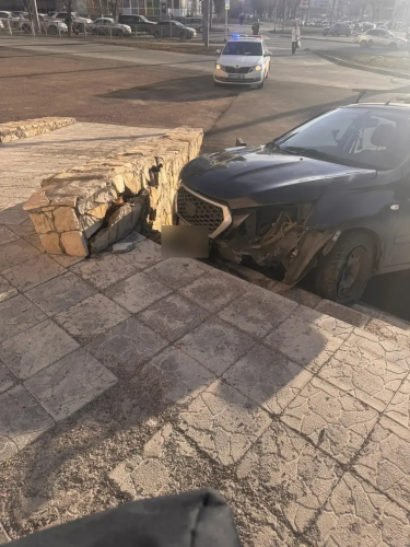 В Оренбурге автомобиль после аварии врезался в лестницу здания