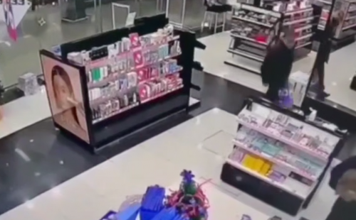 В Оренбурге поймали серийного вора, который крал парфюмерию из магазинов косметики В Оренбурге поймали серийного вора, который крал парфюмерию из магазинов косметики