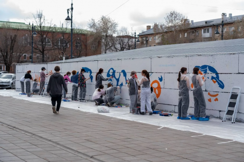 Студенты Оренбургского колледжа изобразили Колобка на улице Советской