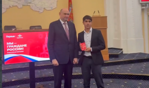 Евгений Солнцев вручил паспорта юным оренбуржцам в преддверии Дня космонавтики