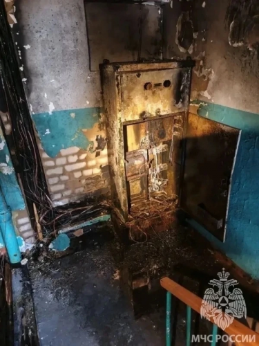 В Оренбурге во время пожара жителей эвакуировали через окно на третьем этаже