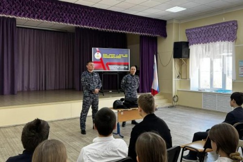 В Оренбурге сотрудники вневедомственной охраны Росгвардии провели урок мужества для учащихся гимназии