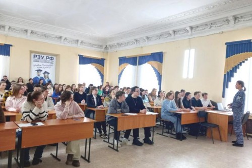 В Оренбурге росгвардейцы рассказали студентам об основных целях и задачах вневедомственной охраны, а также об условиях поступления на службу в Росгвардию