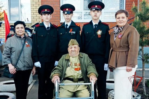 В Оренбурге подшефные Росгвардии кадеты присоединились к акции «Парад у дома ветерана»