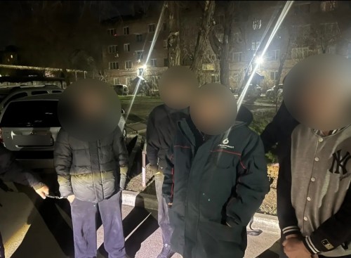 В Оренбурге полицейские задержали трех подозреваемых в вымогательстве наркотических средств 