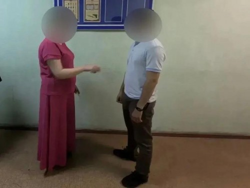 В Оренбурге задержали женщину, ударившую ножом соседа во время примирения В Оренбурге задержали женщину, ударившую ножом соседа во время примирения