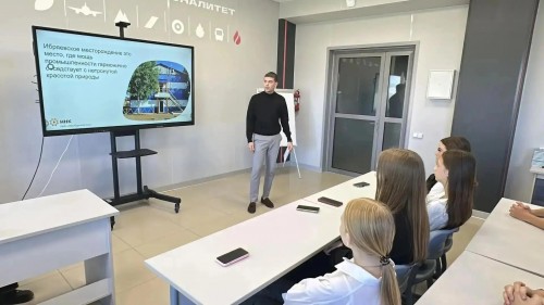 «Назад в будущее»: выпускники колледжей Оренбуржья помогают школьникам определиться с профессией