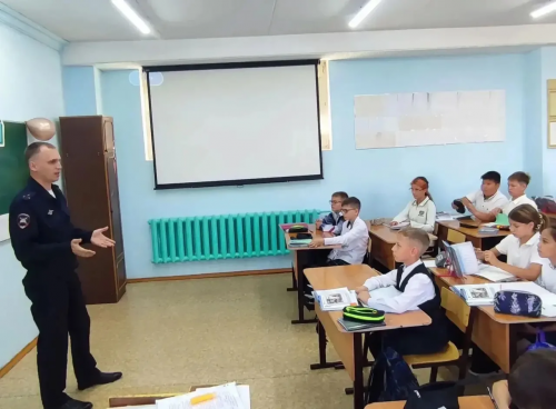 Сотрудник Госавтоинспекции провёл беседу о ПДД в школе Новотроицка