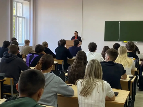 Студентам Орского института напомнили о безопасности на дорогах