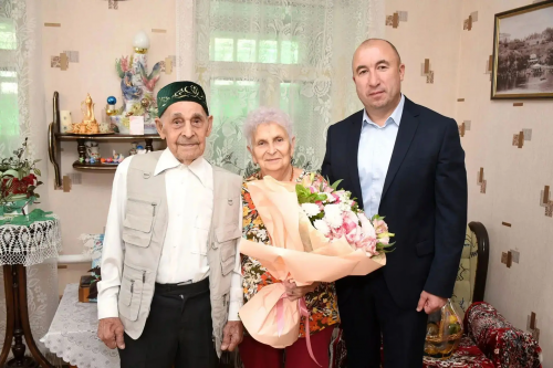 В Оренбурге первый замглавы города поздравил 101‑летнего ветерана ВОВ с Днём пожилых людей В Оренбурге первый замглавы города поздравил 101‑летнего ветерана ВОВ с Днём пожилых людей