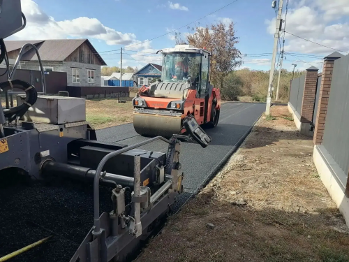 На улице Гастелло в Оренбурге завершается укладка асфальта На улице Гастелло в Оренбурге завершается укладка асфальта