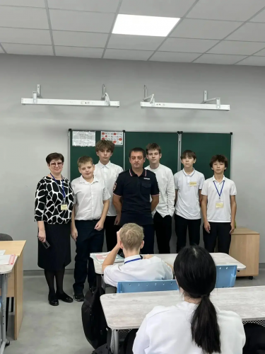 Полицейский из Оренбурга рассказал школьникам о профессии и защите от мошенников